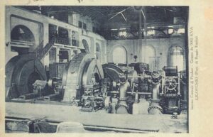 Cartolina d'epoca - Interno della centrale di Predare – Archivio Armando Lazzari. Negli anni venti la centrale di Predare era tra gli impianti più importanti del Sistema Elettrico Italiano.